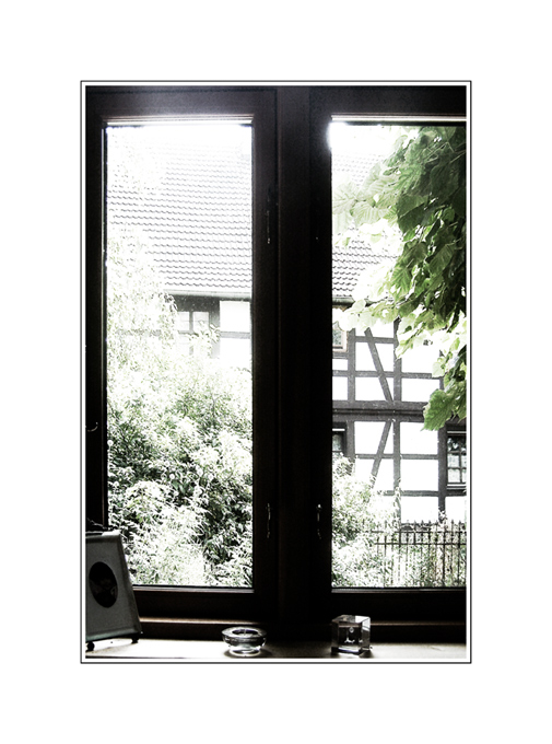 Blick aus dem Fenster zu einem Fenster Foto &amp; Bild