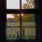 Blick aus dem Fenster zur herbstlichen Abendsonne