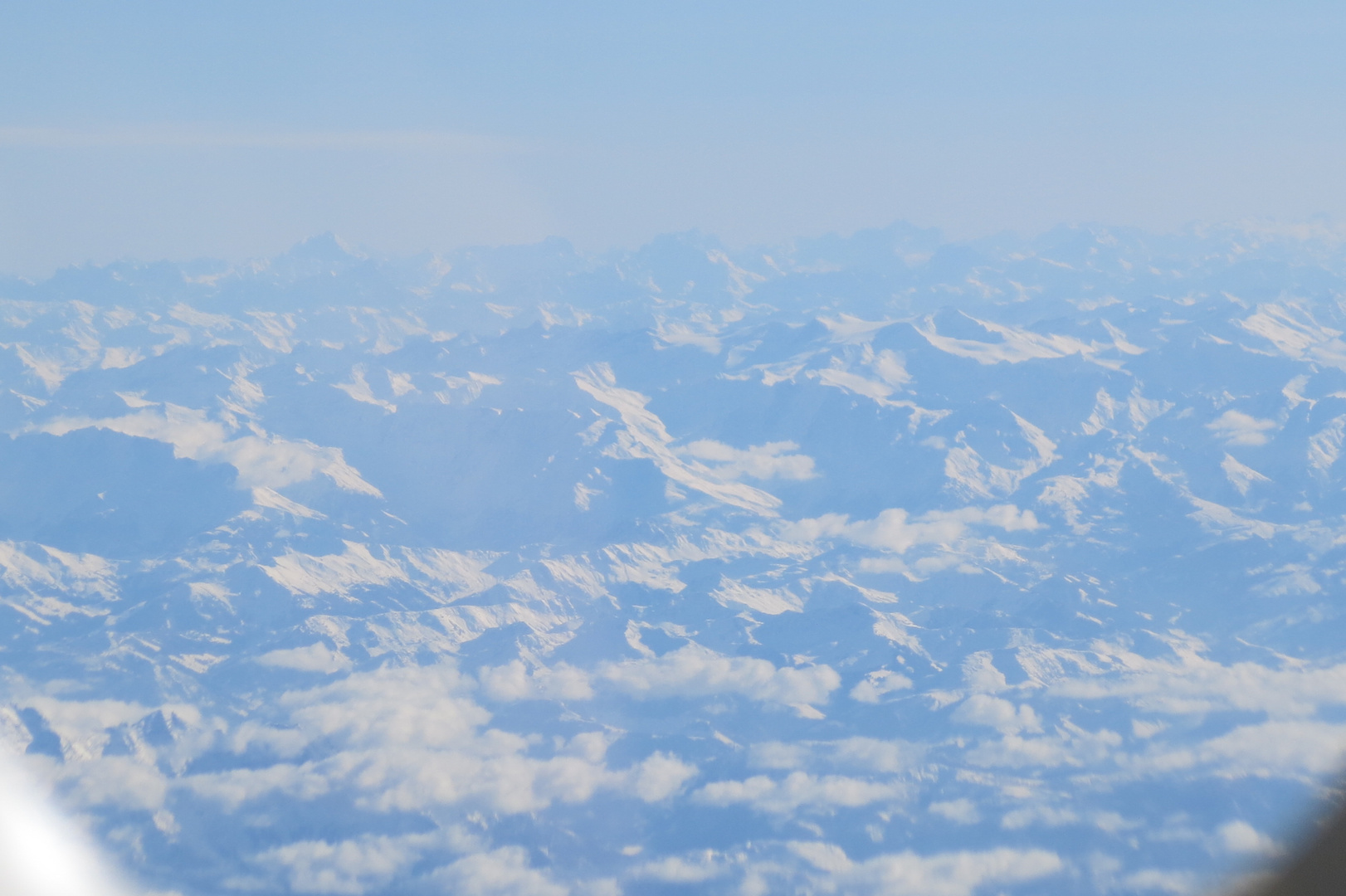 Blick aus dem Flugzeug auf die Alpen