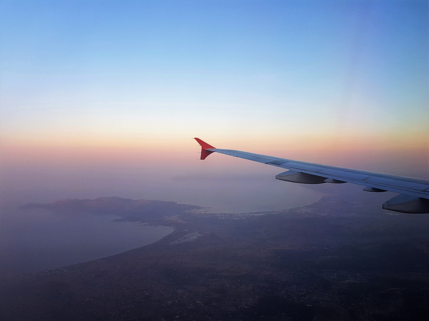 Blick aus dem Flugzeug bei Sonnenaufgang