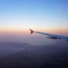 Blick aus dem Flugzeug bei Sonnenaufgang