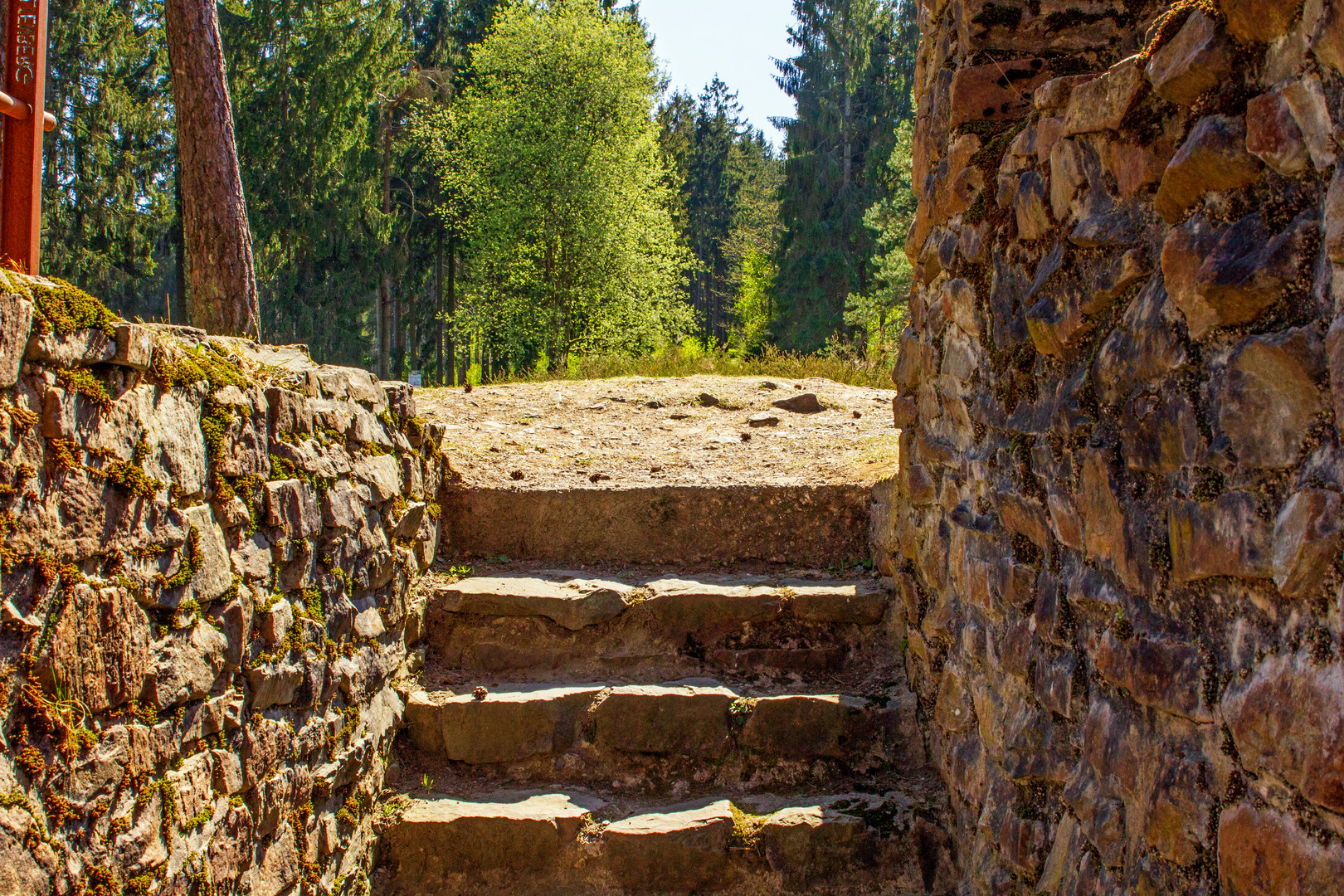 Blick aus dem freigelegten Keller des Altenbergturms aus dem 13. Jahrhundert