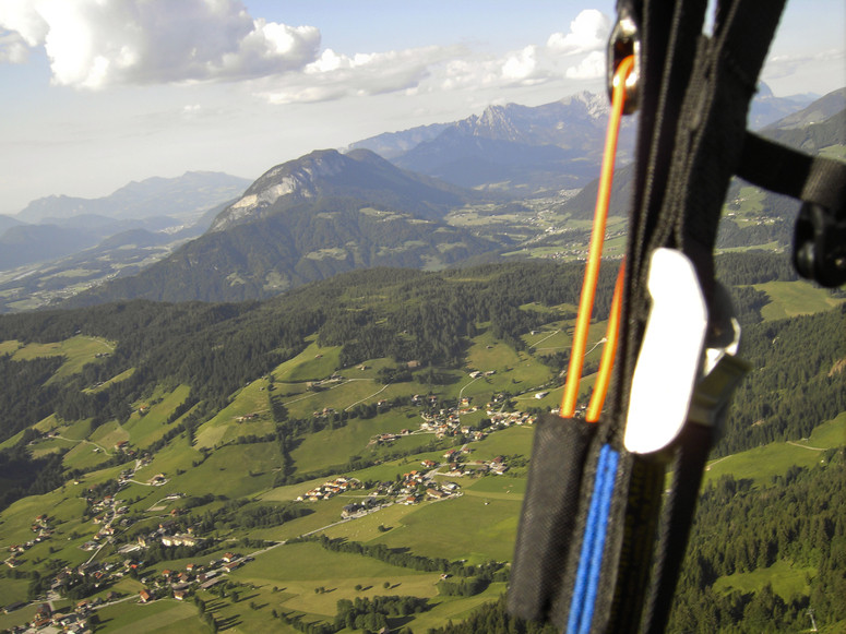 Blick aus dem Gleitschirm über die Wildschönau