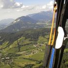 Blick aus dem Gleitschirm über die Wildschönau