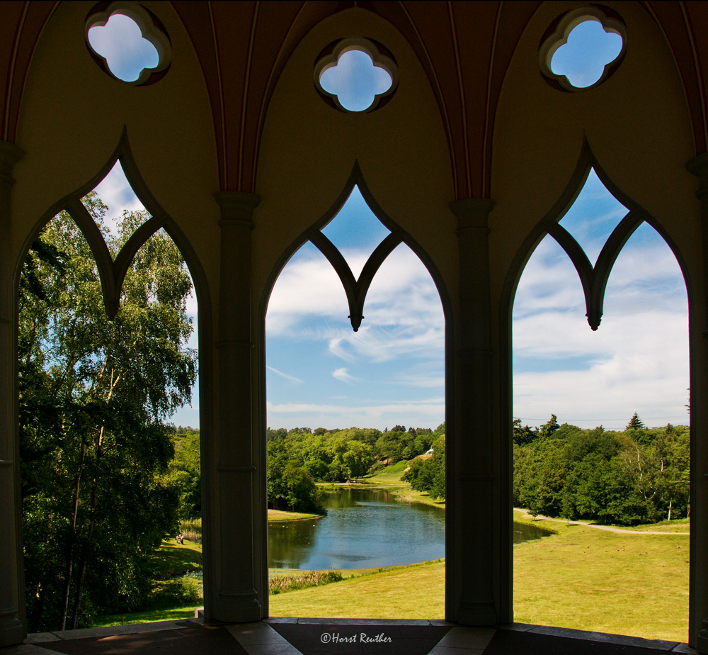 Blick aus dem gotischen Tempel auf den Painshill Gardens / England