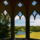 Blick aus dem gotischen Tempel auf den Painshill Gardens / England