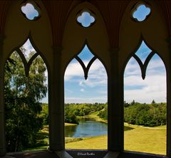 Blick aus dem gotischen Tempel auf den Painshill Gardens / England