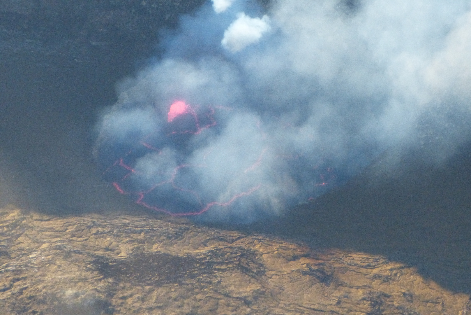 Blick aus dem Helicopter in den Kilauea Vulkan...