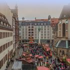 Blick aus dem Hotelfenster auf den Weihnachtsmarkt und einen Teil der Nikolaikirche