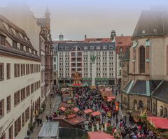 Blick aus dem Hotelfenster auf den Weihnachtsmarkt und einen Teil der Nikolaikirche