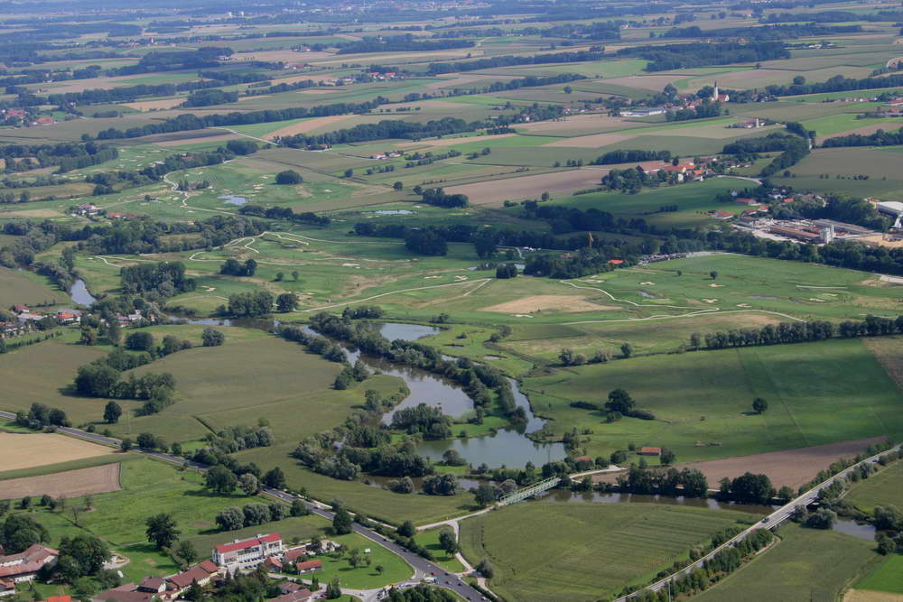 blick aus dem Hubschrauber auf einen Golfplatz