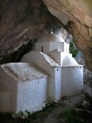 Blick aus dem Inneren der Höhle auf Panagía Makriní auf SAMOS/Greece
