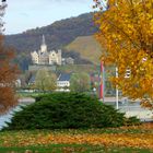 Blick aus dem Kurpark von Bad Breisig auf das Schloss Arenfels