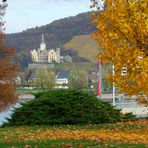 Blick aus dem Kurpark von Bad Breisig auf das Schloss Arenfels
