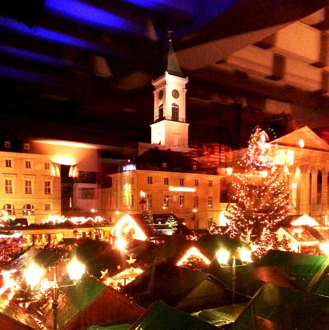 Blick aus dem Lokal "Marktlücke" auf den Weihnachtsmarkt in Karlsruhe