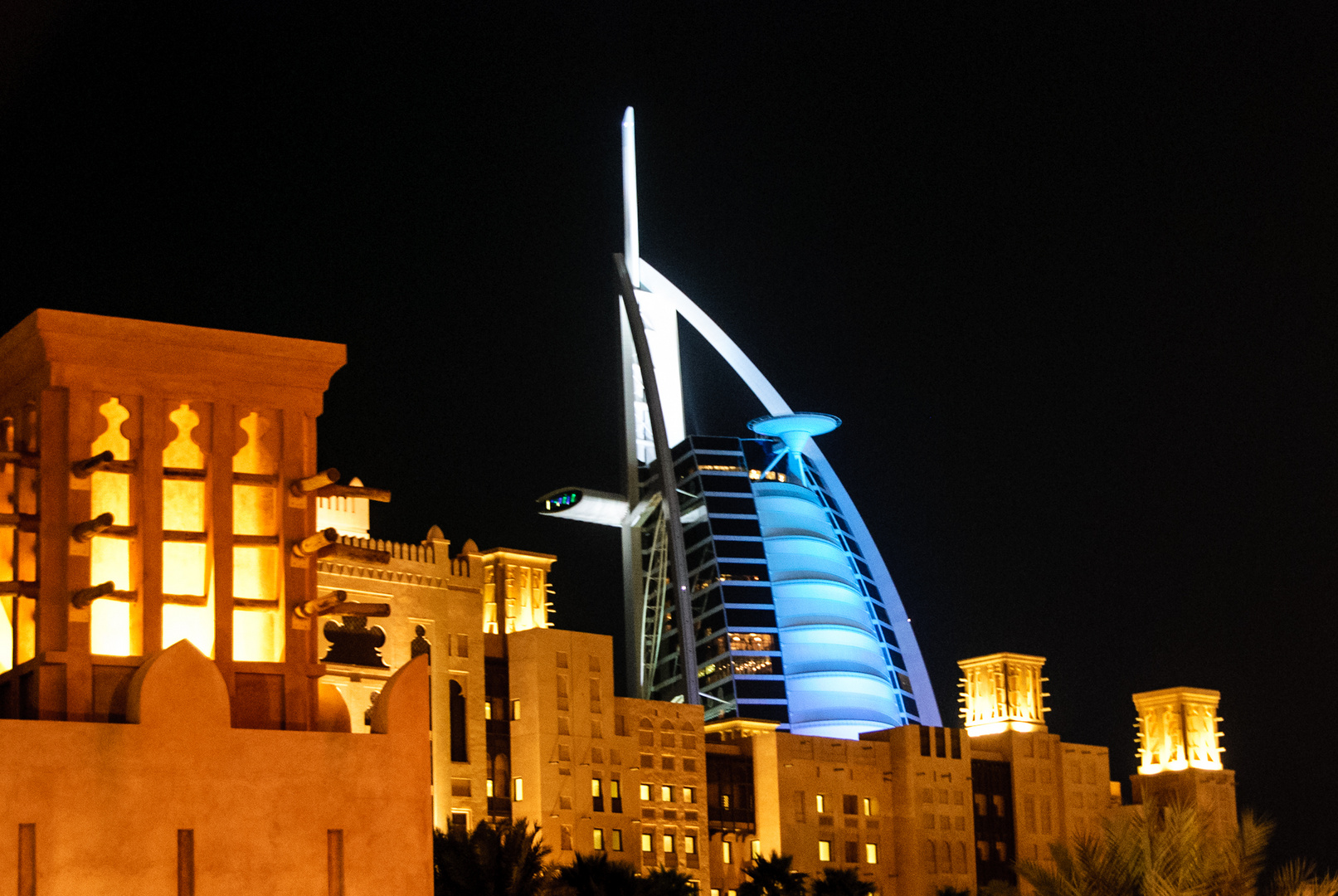 Blick aus dem Madinat Jumeira auf das Burj Al Arab