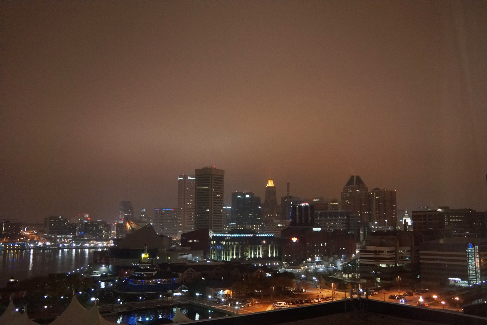 Blick aus dem Marriott Waterfront Hotel auf die nächtliche Skyline und Waterfront