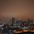 Blick aus dem Marriott Waterfront Hotel auf die nächtliche Skyline und Waterfront