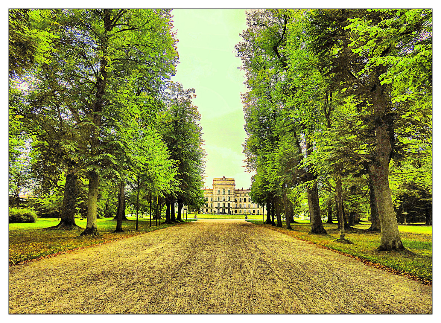 Blick aus dem Park zum Schloss