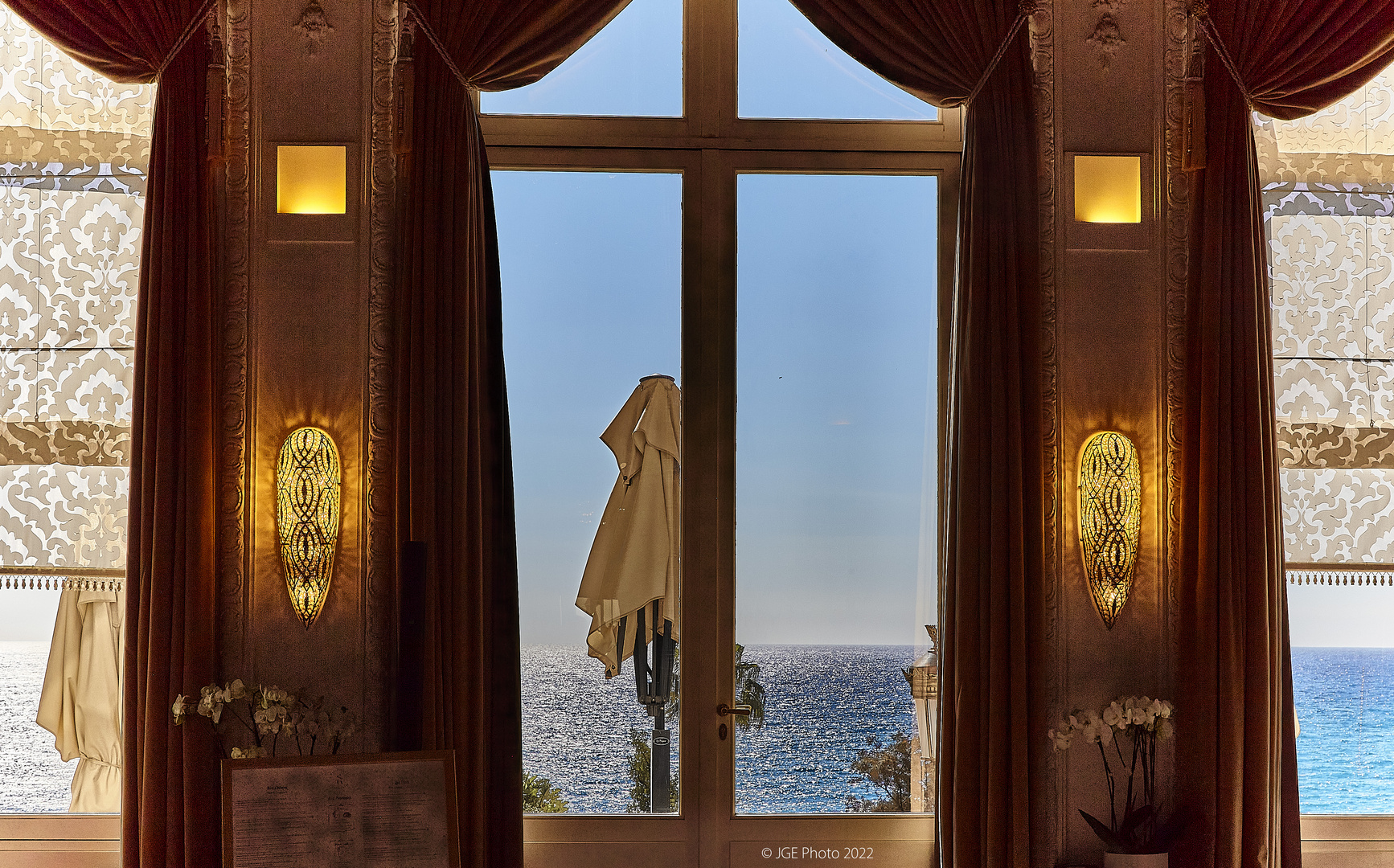 Blick aus dem Salon des Casinos Monte Carlo aufs Meer