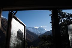 Blick aus dem Schlafzimmerfenster auf Everest und Lhotse