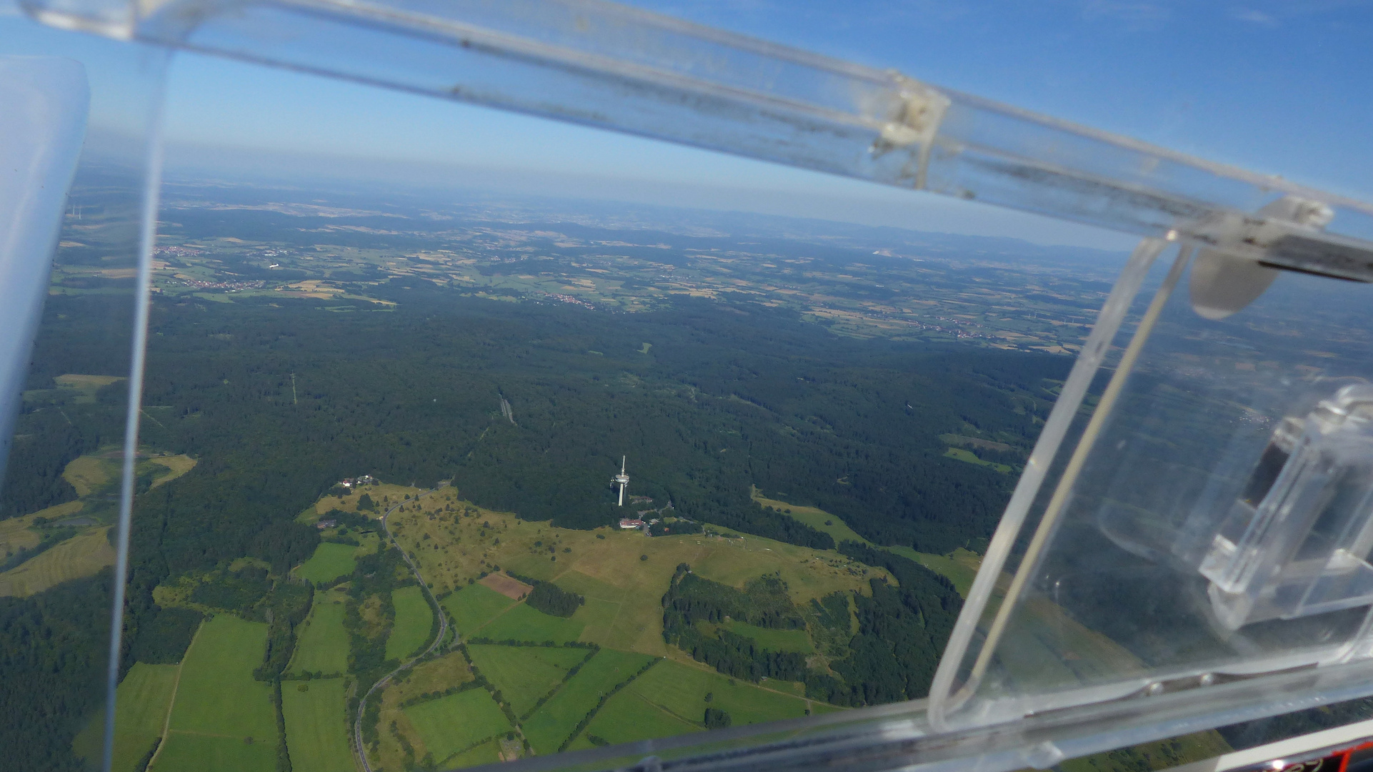 Blick aus dem Segelflugzeug auf den Vulkan VogelsbergP1080385