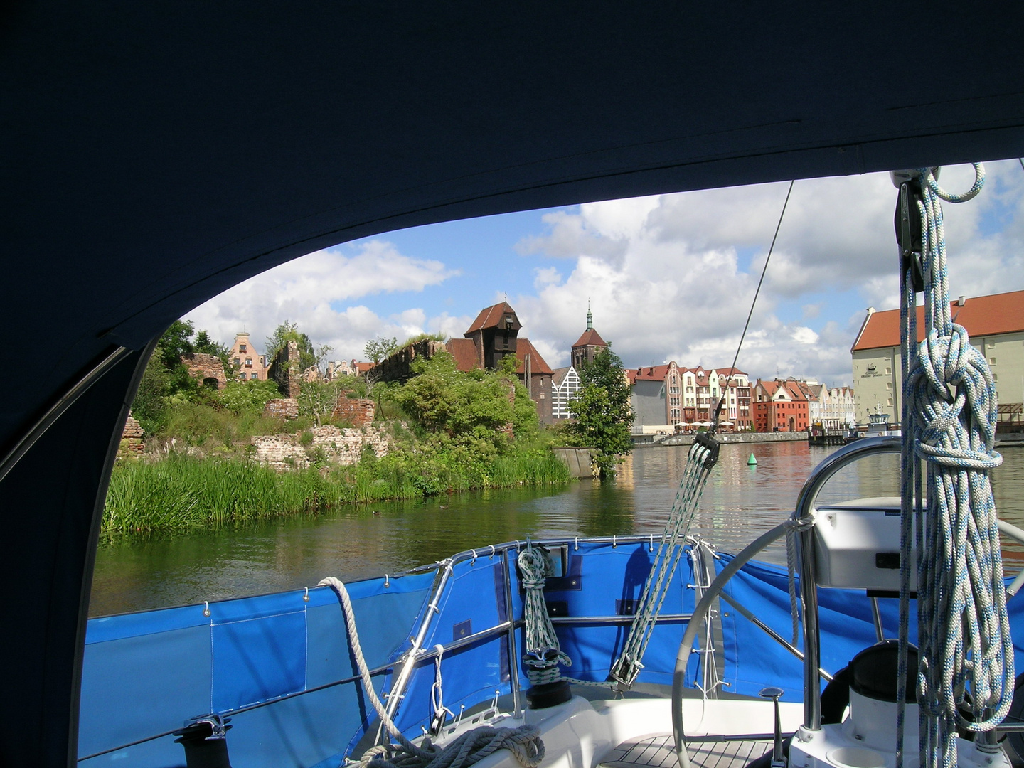 Blick aus dem Stadthafen auf das Krantor