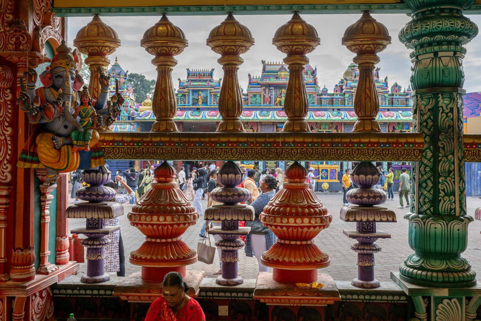 Blick aus dem Tempel auf den Vorplatz - Batu Caves