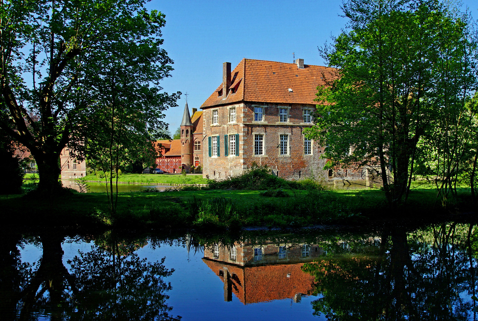 Blick aus dem Wald heraus auf Haus Egelborg