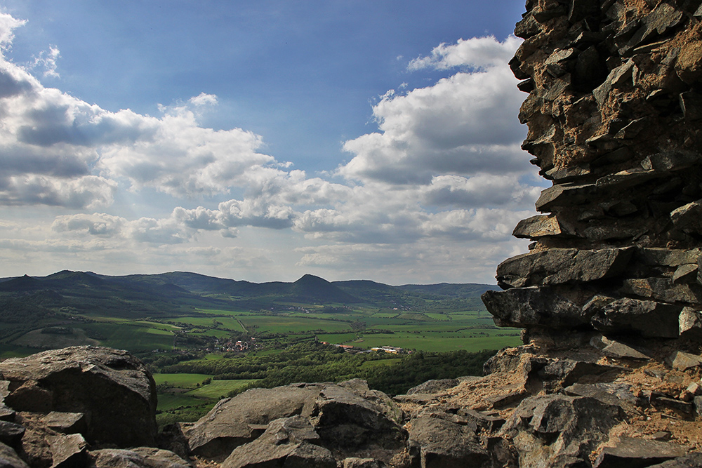 Blick aus der Burgruine auf dem Kostalov  im Böhmischen Mittelgebirge u.a. auf den Hora in der Mitte