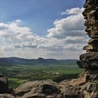 Blick aus der Burgruine auf dem Kostalov  im Böhmischen Mittelgebirge u.a. auf den Hora in der Mitte