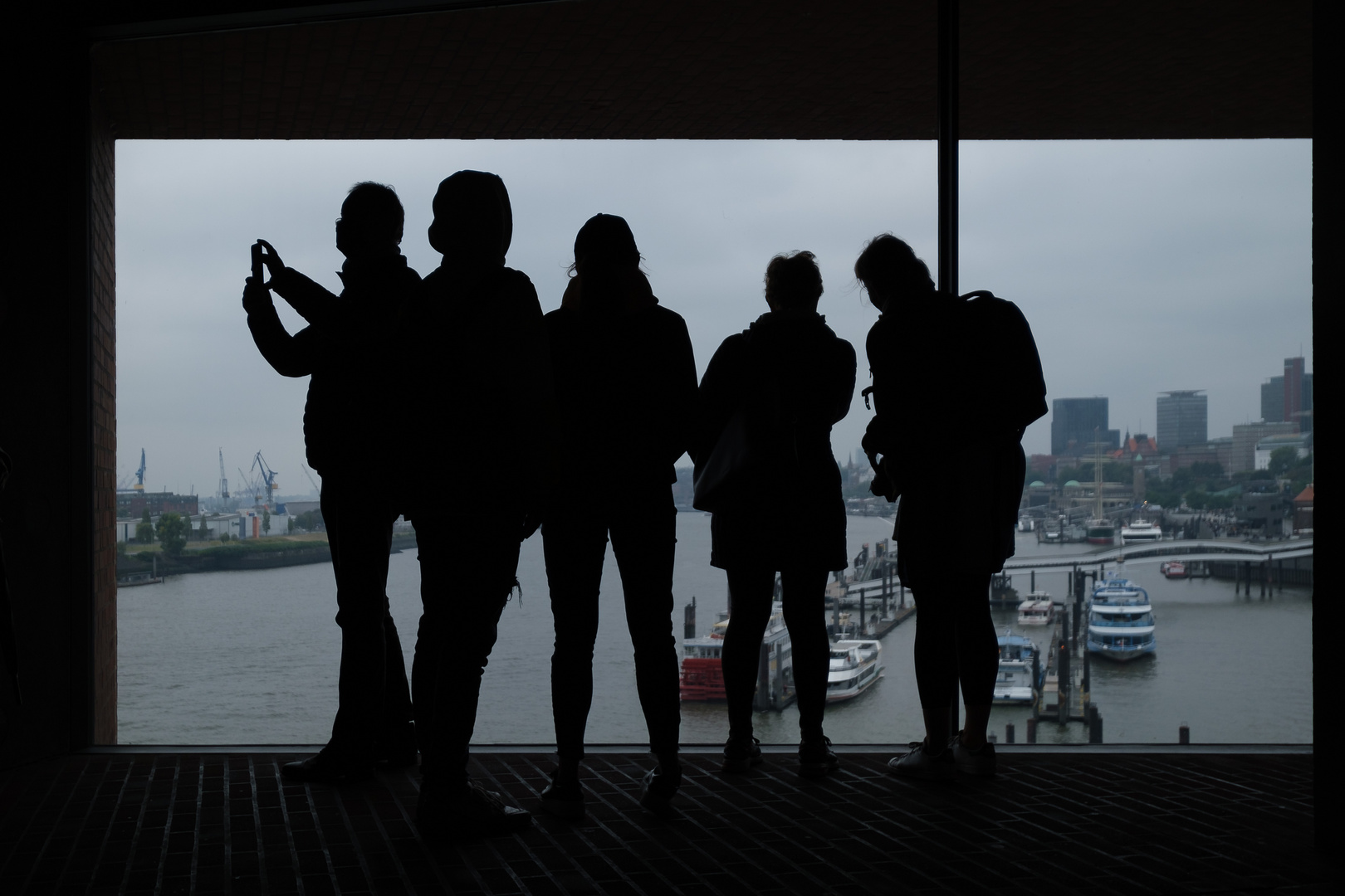 Blick aus der Elbphilharmonie auf den Hafen