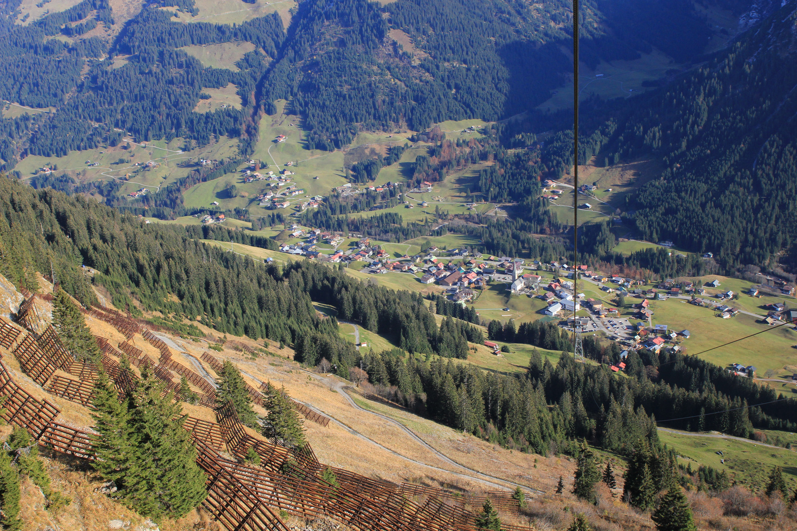 Blick aus der Gondel der Walmendingerhornbahn in Österreich bei der Talfahrt 1