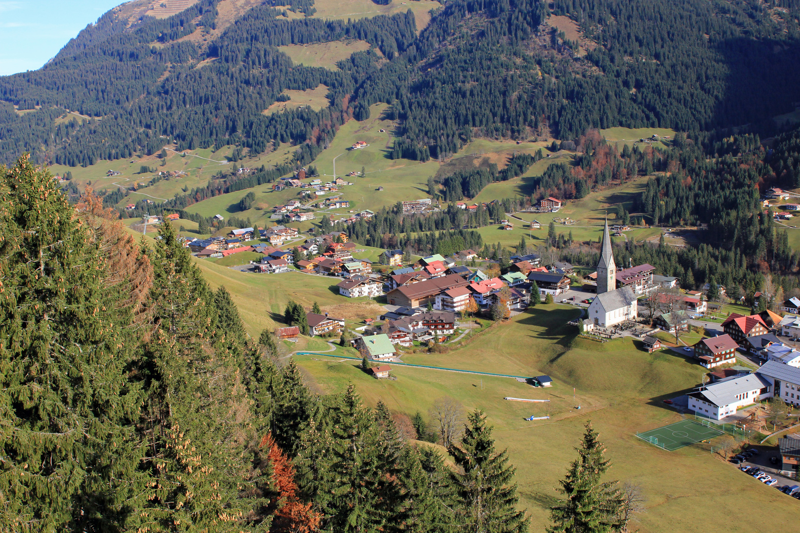 Blick aus der Gondel der Walmendingerhornbahn in Österreich bei der Talfahrt 3