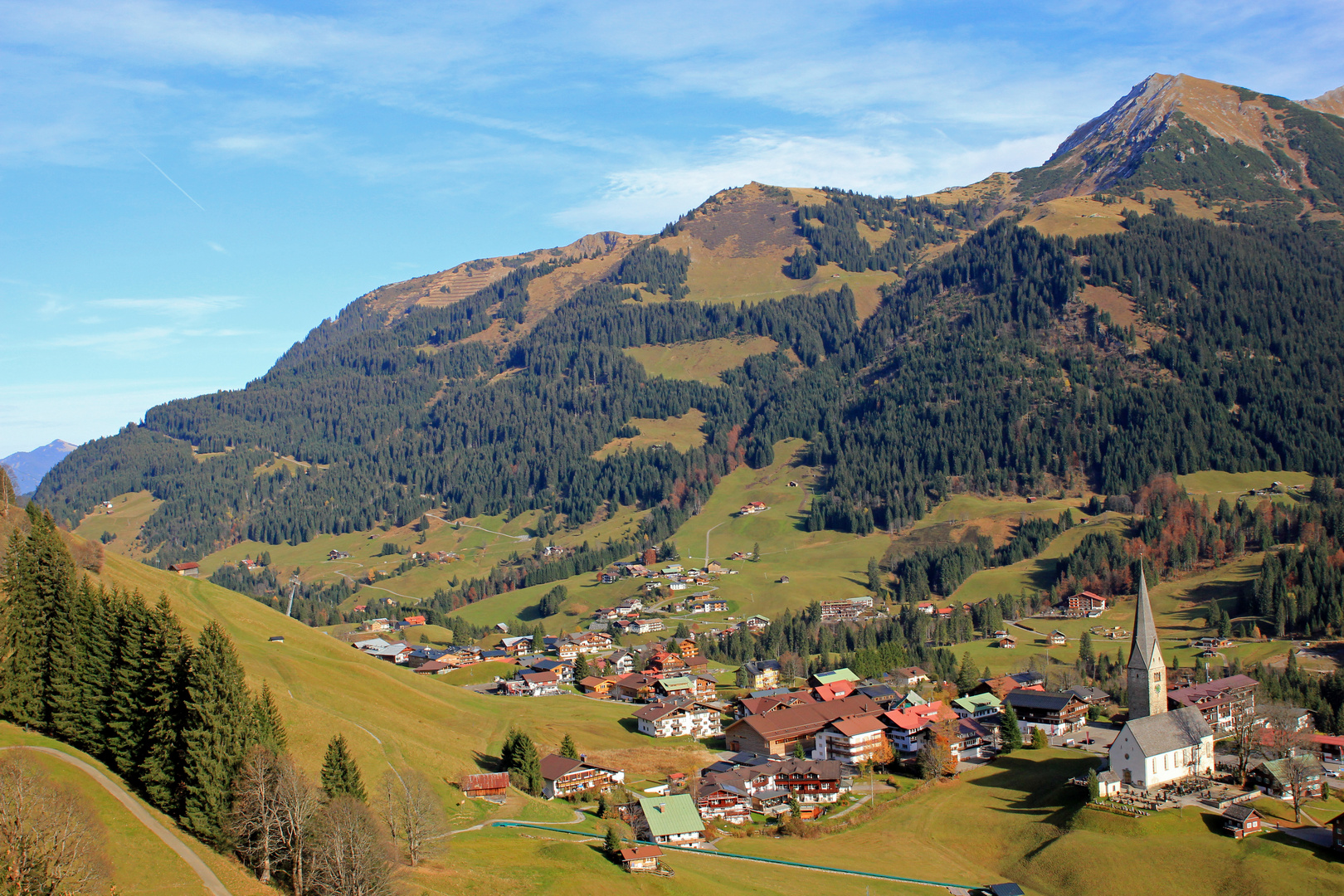 Blick aus der Gondel der Walmendingerhornbahn in Österreich bei der Talfahrt 4