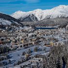 Blick aus der Jakobshorn-Bahn auf Davos (Schweiz)