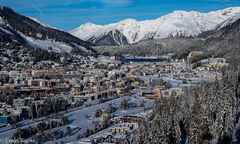 Blick aus der Jakobshorn-Bahn auf Davos (Schweiz)