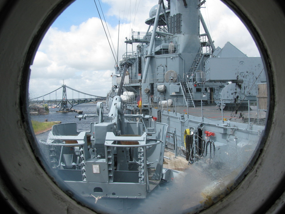 Blick aus der Kommandobrücke auf die Kaiser Wilhelm Brücke