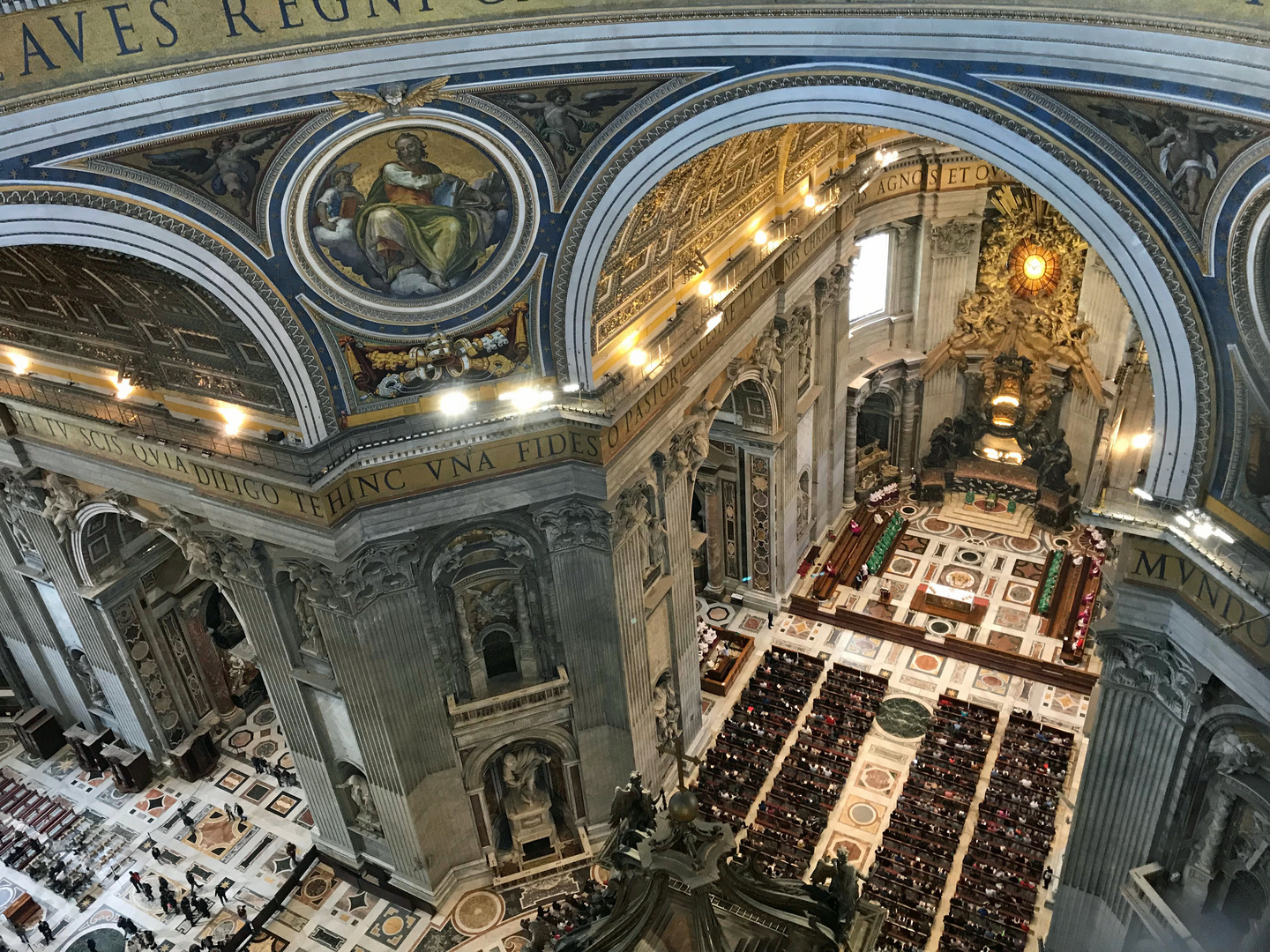 Blick aus der Kuppel in den Petersdom