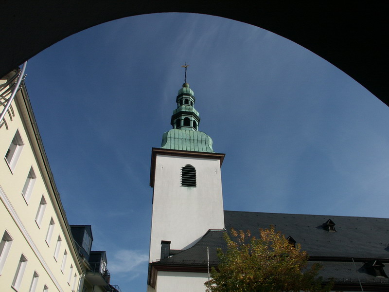 Blick aus der Löhrstrasse zur Kirche...