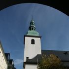 Blick aus der Löhrstrasse zur Kirche...