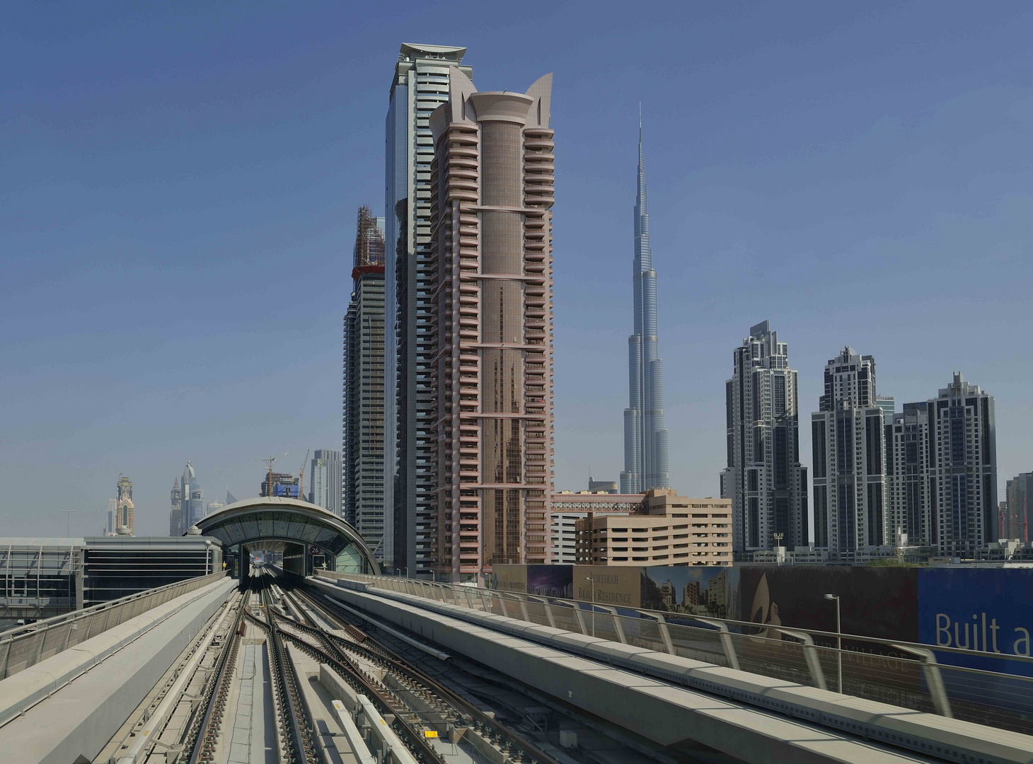 Blick aus der Metro auf die Umgebung des Burj Khalifa