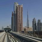 Blick aus der Metro auf die Umgebung des Burj Khalifa