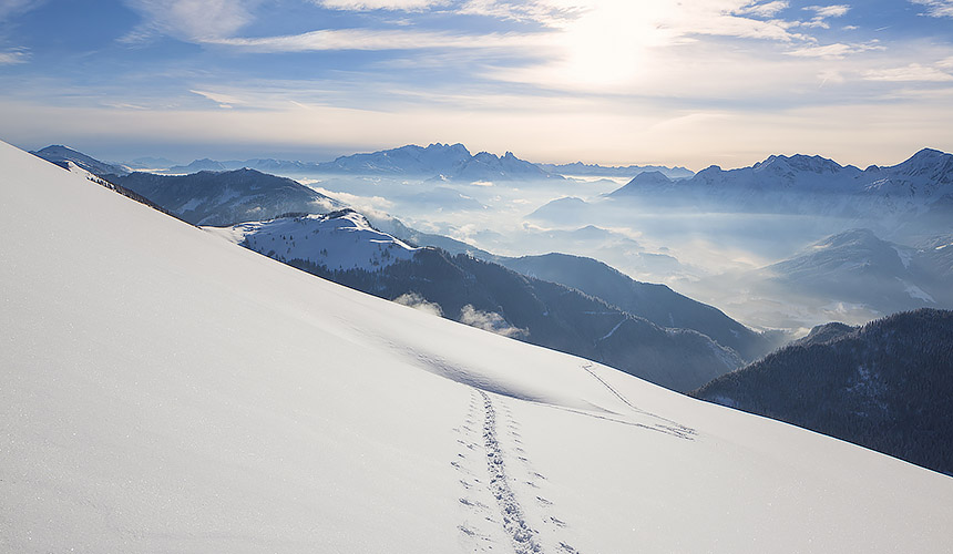 Blick aus der Osterhorngruppe zum Dachstein - ausgewählt als offizielles Windows 10 Wallpaper