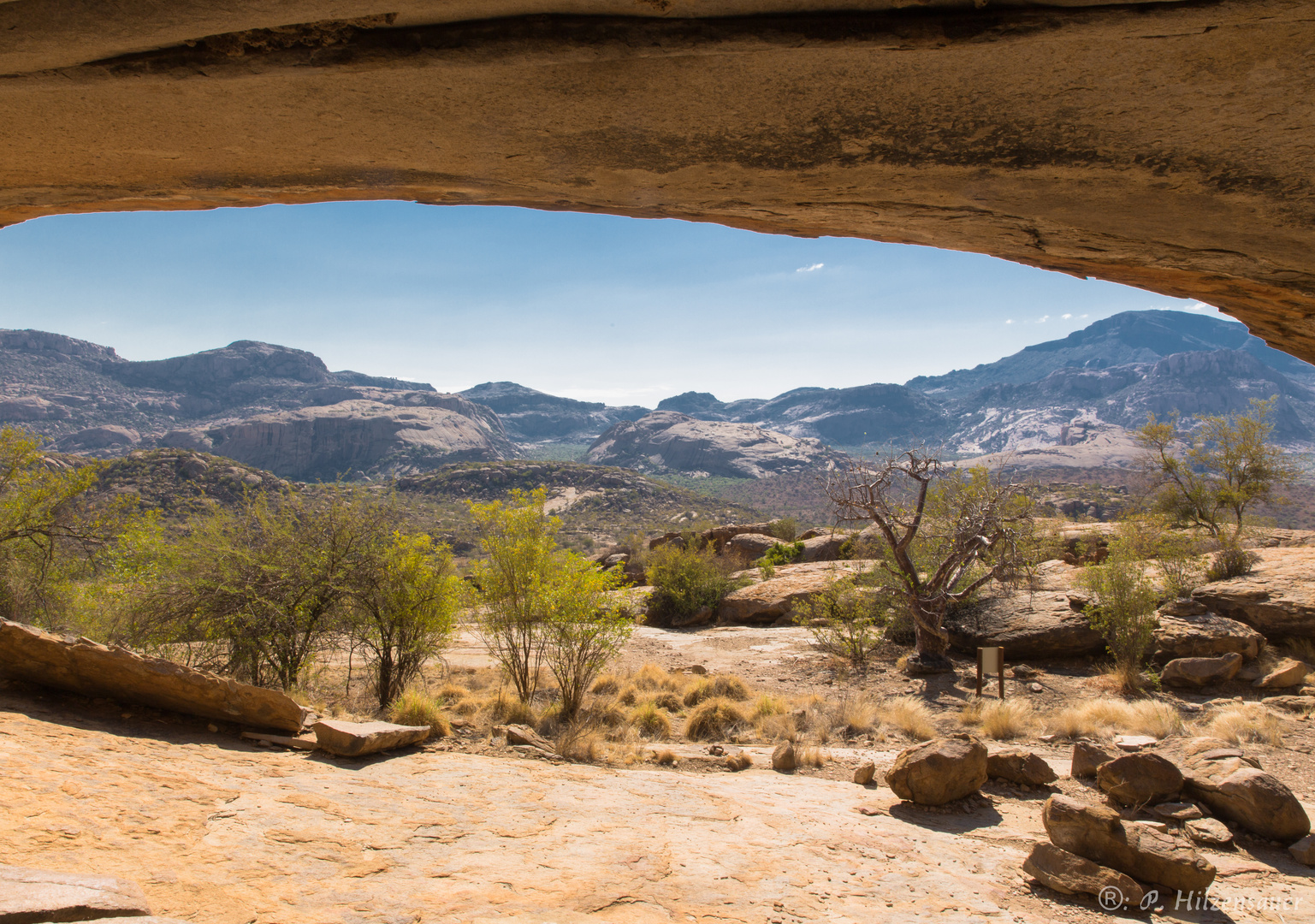 Blick aus der Phillips Höhle, Erongogebirge, Namibia