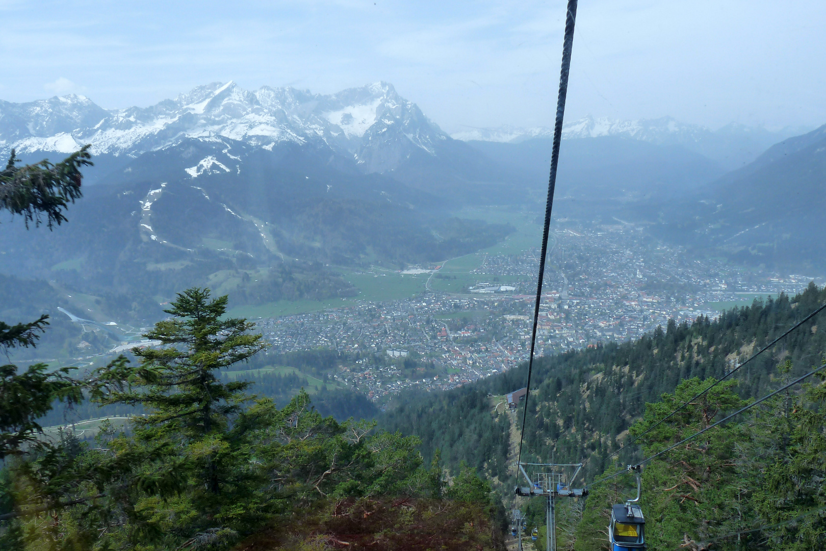 Blick aus der Seilbahn auf Garmisch-Partenkirchen