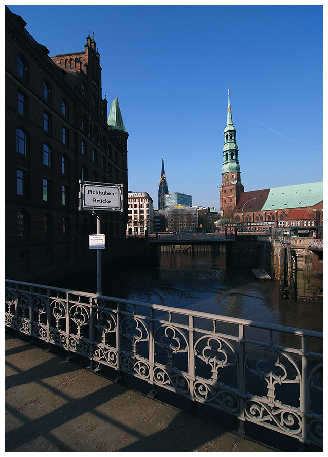 Blick aus der Speicherstadt auf Hamburgs große Kirchen