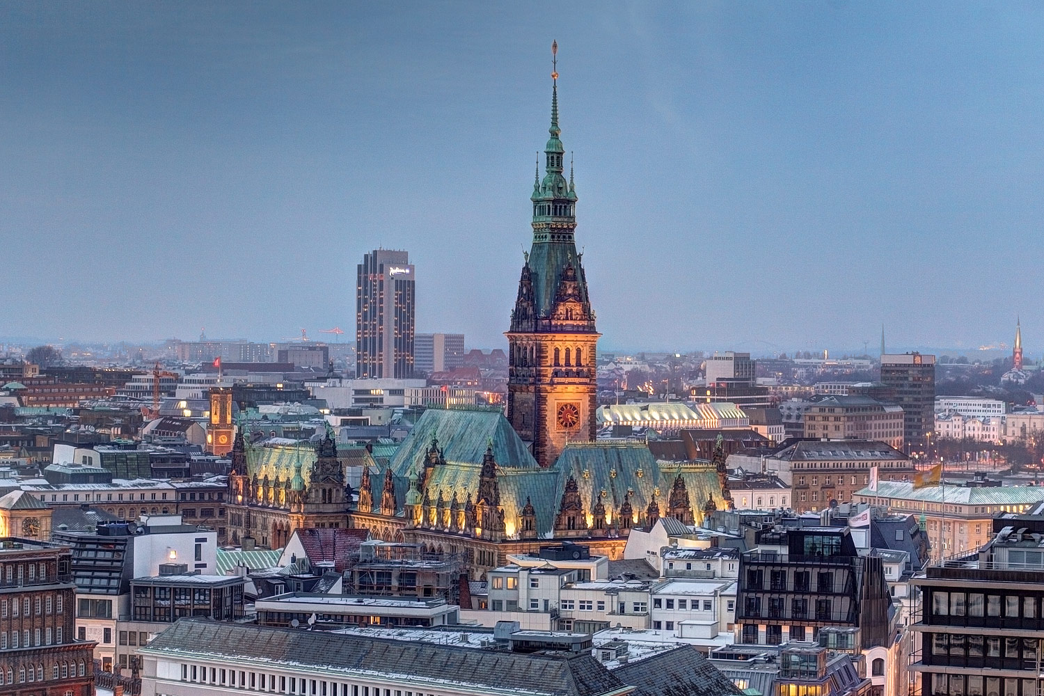 Blick aus der St. Katharinen Kirche in Hamburg auf das Rathaus