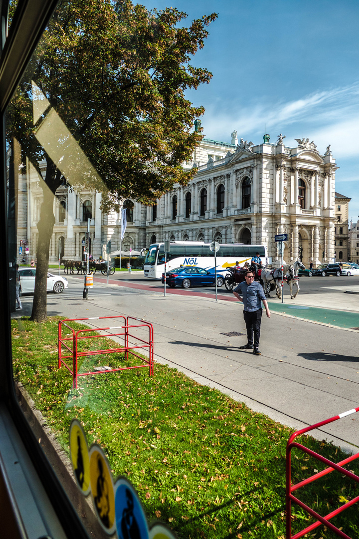 Blick aus der Straßenbahn: Burgtheater