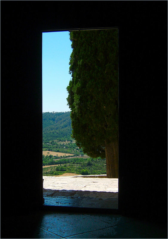 Blick aus der Wallfahrtskirche von Moustiers Sainte Marie